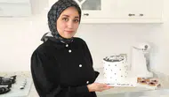 İki çocuk annesi geceleri pasta yapıp butik pastane hayalini kuruyor