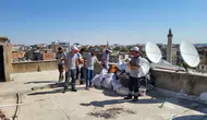 Diyarbakır’da çöp ev alarmı: Çatısı atıklarla dolan binaya belediye ekipleri müdahale etti