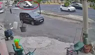 Diyarbakırda kamyonetten yola savrulan demirler trafiği birbirine kattı