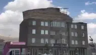 Fırtına Yüksekova'da çatıyı yola savurdu