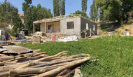Yer minderinde ders çalışan ikizlerin evi yenileniyor