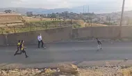 Yüksekova Kaymakamı Volkan Hülür sokaktaki çocukların futbol maçına dahil oldu