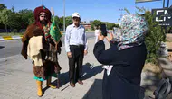 Selçuklu kıyafetiyle Konya'dan Ahlat'a gelen vatandaş Erdoğan'ı gördü