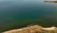 Van Gölü kıyısındaki renk değişimi ilçe sakinlerini şaşırttı