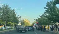 Diyarbakırda kontrolden çıkan otomobil takla attı