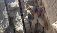 Yüksekova kırsalında telef olan buzağıyı uçurumdan çıkarmak için riskli operasyon