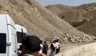 Yüksekova ile Van arasındaki ulaşımı kaya kütleleri kesti
