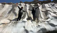 Hakkari Yüksekova dağlarında ağustos ayında metrelerce kar tüneli keyfi yaşanıyor