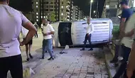 Siirtte direksiyon hakimiyetini kaybeden sürücü kaldırıma devrildi