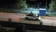 Elazığ trafiğinde otomobil üzerinde yolculuk yapan kadınlar görenleri şoke etti