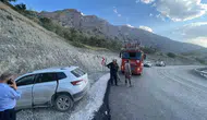 Hakkari Van yolunda otomobil bariyerlere çarptı