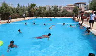 Şanlıurfalı çocuklar kavurucu sıcaklarda ücretsiz havuzlarda serinliyor