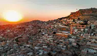 Mardin'in taş dokusu gece ve gündüz ayrı güzellik sunuyor