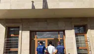 Varto polisi aranan hırsızlık hükümlüsünü sokak ortasında yakaladı