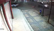 Batman'da otomobil ve bisikletin karıştığı trafik kazası güvenlik kamerasına yansıdı