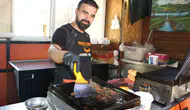 Diyarbakırlı tostçu 65 derece sıcakta ekmek mücadelesi veriyor