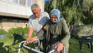 Yürüme yetisini kaybeden annesinin 20 yıldır her ihtiyacına koşan evlat