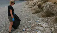 Bitlis ziyaretine gelen Alman turist Van Gölü kıyısında temizlik yaptı