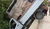 Elazığ'da kamyonet apartman bahçesine uçtu