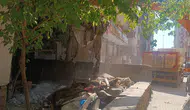 Siirt'te çöp biriken iki katlı konut belediye ekiplerince boşaltıldı