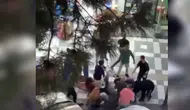 Şanlıurfa sokaklarında döner bıçaklı kavga anı kameraya yansıdı