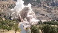 Siirt Pervari yolunda dev kaya kütleleri kontrollü patlatma ile parçalandı