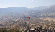 Hakkari'de gazeteci 2 bin rakımlı tepedeki yıpranmış bayrağı yeniledi