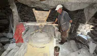 Hakkari'de 150 yıllık su değirmeni dede yadigarı olarak dönmeye devam ediyor