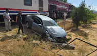 Bingöl'de yolcu treni hemzemin geçitte otomobile çarptı