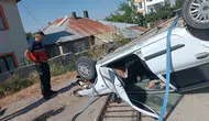 Erciş yolunda otomobil istinat duvarından aşağı uçtu