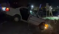 Şanlıurfa'da köpeğe çarpmamak için manevra yapan otomobil köprüde asılı kaldı