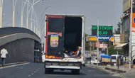 Diyarbakır trafiğinde kamyonet kasasında tehlikeli yolculuk kameraya yansıdı