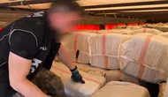 Şanlıurfa'da saman çuvalları arasına gizlenmiş kaçak ürünler ele geçirildi