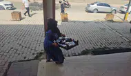 Elazığ'da dilenci operasyonu sırasında seyyar satıcı kılığındaki şahıs yakalandı
