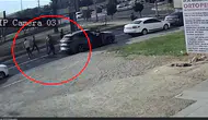 Kızıltepe yolunda dökülen sebzeleri sürücüler el birliğiyle topladı