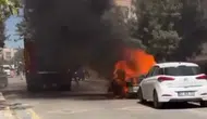 Şanlıurfa Karaköprü'de park halindeki otomobil yanarak kullanılamaz hale geldi