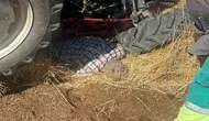 Birecik ilçesinde devrilen traktörün altında kalan sürücü hastaneye kaldırıldı