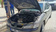 Tatvan'da park halindeki otomobil aniden alevlere teslim oldu