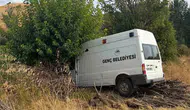 Bingöl Genç ilçesinde belediye minibüsü ağaca çarptı