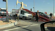 Batman'da ani fren yapan kamyonetin kasasındaki demirler kabine savruldu