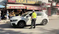Polislerin önünde ters yöne giren sürücüye ağır ceza kesildi