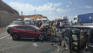Bingöl kara yolunda iki aracın çarpışması sonucu altı kişi yaralandı