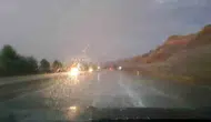 Batman Şerbetli köyünde aniden bastıran dolu yağışı trafiği durdurdu