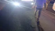 Şanlıurfa'da damperi açık kamyonun çarptığı levhalar otomobilin üzerine devrildi