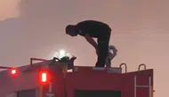 Elazığ'da itfaiye eri yangın sonrası aracın üzerinde namaz kıldı