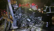 Mardin Artuklu'da kontrolden çıkan otomobil reklam panosuna çarptı