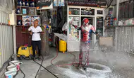 Türkiye turuna çıkan Örümcek Adam Elazığ'da oto yıkamacıda ıslandı