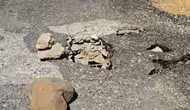 Çüngüş yolundaki derin çukurlar sürücülere zor anlar yaşatıyor