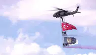 Yerli helikopterle gökyüzünde Türk bayraklı nefes kesen gösteri