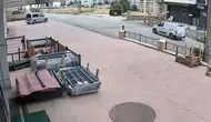 Elazığ'da sürücüsüz kalan hafif ticari araç emlak dükkanına daldı